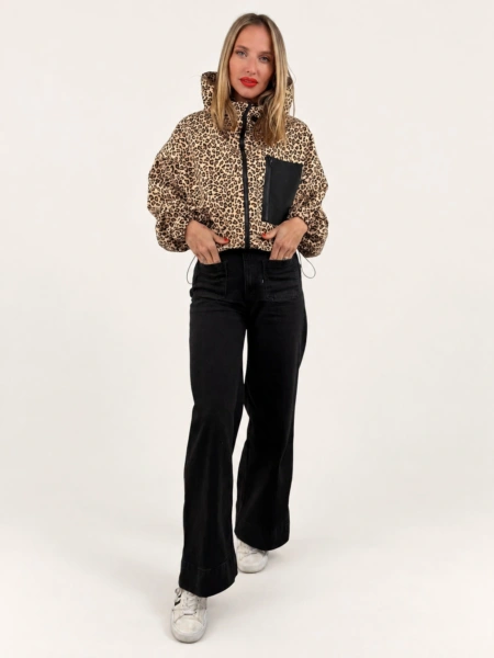 Dámská bunda "BOMBER LIGHT" leopard MINI na modelce, hlavní fotografie.