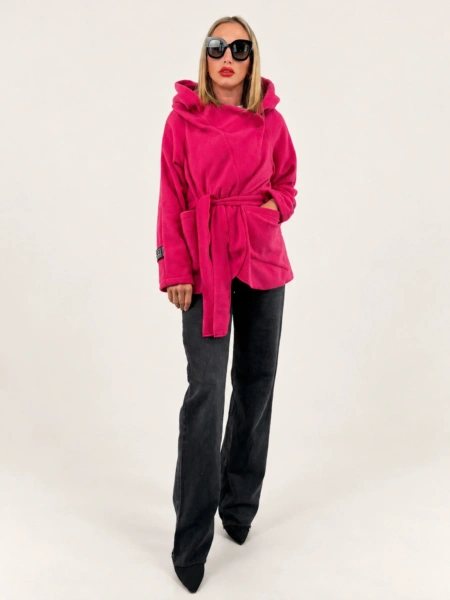 Dámský kabát "CHLOE SHORT" magenta na modelce, hlavní fotografie.