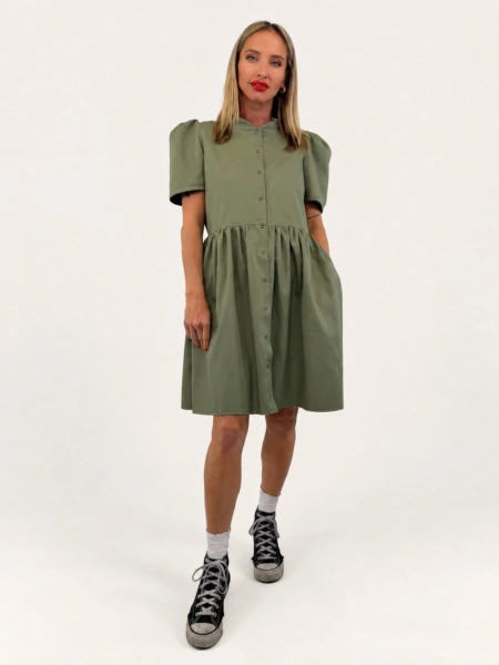 Šaty "AMALIE SHORT" khaki denim na modelce, hlavní fotografie.