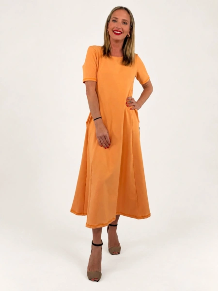 Šaty "MISSY" lososové na modelce, hlavní fotografie.