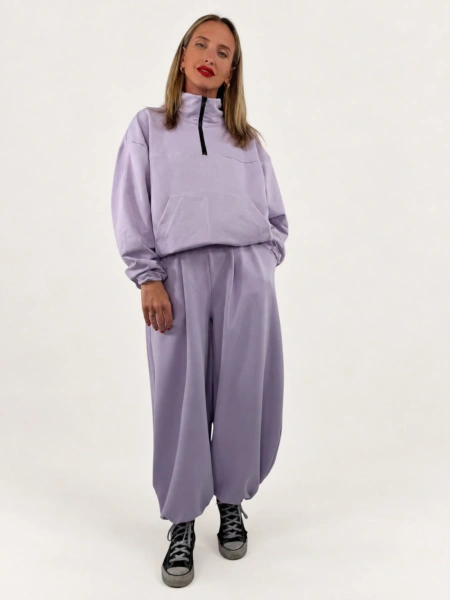 Tepláky "BAGGY" lila na modelce, hlavní fotografie.