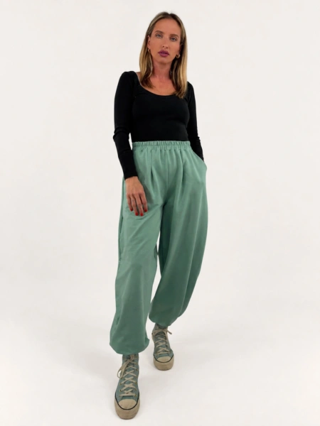 Tepláky "BAGGY" mint na modelce, hlavní fotografie.
