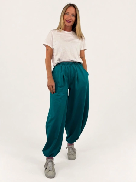 Tepláky "BAGGY" tyrkysové na modelce, hlavní fotografie.