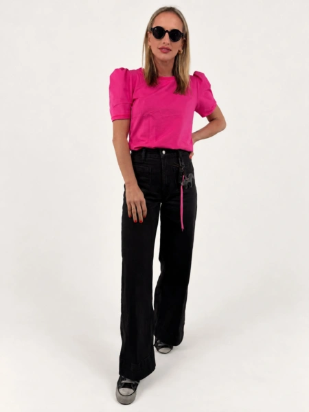 Tričko "BOSTON" magenta na modelce, hlavní fotografie.